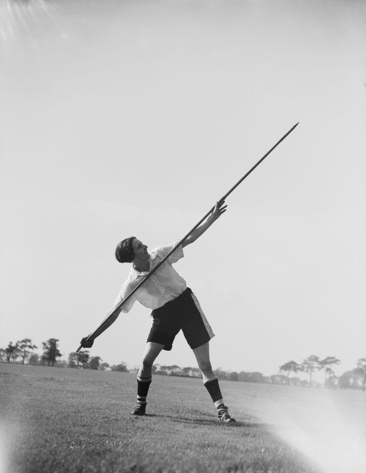 Lily Parr s'entraîne au javelot lors d'un entraînement avec les Preston Ladies, le nom que prendront les Dick, Kerr Ladies, le 15 septembre 1938. (B. MARSHALL / HULTON ARCHIVE / GETTY IMAGES)