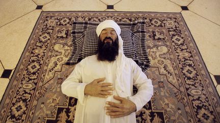 La sculpture de l'artiste cubain Manolo Castro repr&eacute;sentant Oussama ben Laden mort est expos&eacute;e &agrave; la biennale de La Havane (Cuba), le 10 mai 2012. (ENRIQUE DE LA OSA / REUTERS)