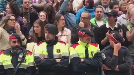 Mossos d'Esquadra, dont certains en larmes, à Vielha (Catalogne), le 1er octobre, sur le compte Twitter de&nbsp;@MagdaGregori. (CAPTURE D'ÉCRAN TWITTER)