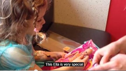 Une p&eacute;tition a &eacute;t&eacute; lanc&eacute;e sur You Tube pour r&eacute;clamer la production en grande quatiti&eacute; d'une barbie "Ella Chemotherapy". (CHAD BUMSTEAD / YOU TUBE)