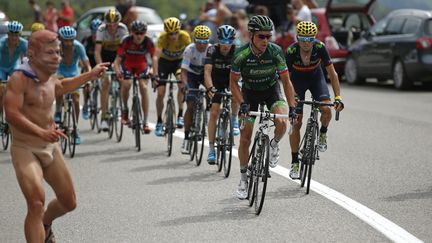 Non, cet homme qui pointe Thomas Voeckler du doigt n'&eacute;tait pas nu. Il portait seulement un slip couleur chair, alors que les coureurs arpentaient la 15e &eacute;tape entre Mende et Valence, le 19 juillet. ( BENOIT TESSIER / REUTERS )