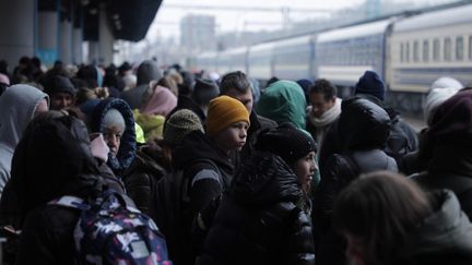 Un enfant attend un hypothétique train sur le quai bondé de la gare centrale de Kiev, le 2 mars 2022. (FLORIAN LE MOAL / FRANCE TELEVISIONS)