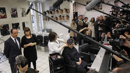 Fran&ccedil;ois Hollande dans une &eacute;cole de coiffure &agrave; Clermont-Ferrand, jeudi 12 avril 2012. (CHRISTOPHE ENA / AP / SIPA)