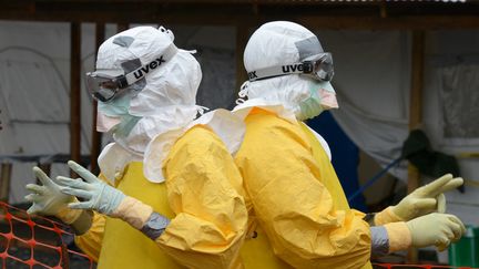 Du personel soignant &agrave; l'int&eacute;rieur du centre m&eacute;dical de M&eacute;decins sans fronti&egrave;res &agrave; Monrovia au Liberia, le 7 septembre 2014. (DOMINIQUE FAGET / AFP)