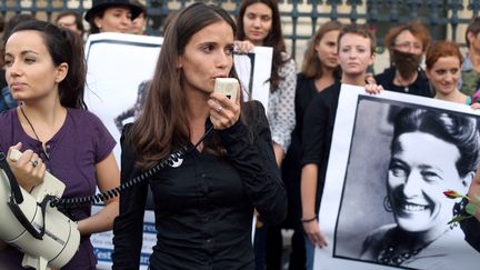 Anne-C&eacute;cile Mailfert, porte-parole d'Osez le f&eacute;minisme, manifeste devant le Panth&eacute;on, &agrave; Paris, le 26 ao&ucirc;t 2013. (THOMAS SAMSON / AFP)