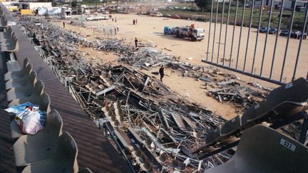 Tribune effondrée du stade Furiani, près de Bastia, le 6 mai 1992, au lendemain du drame. (ERIC CABANIS / AFP)