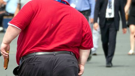 Un homme obèse se promène. Photo d'illustration. (BRUNO LEVESQUE / MAXPPP)