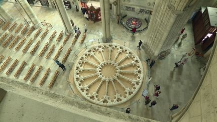 La rose restaurée de la cathédrale de Soissons exposée dans la nef&nbsp;avant d'être replacée à 15 mètres de haut&nbsp; (France 3 Champagne-Ardenne)