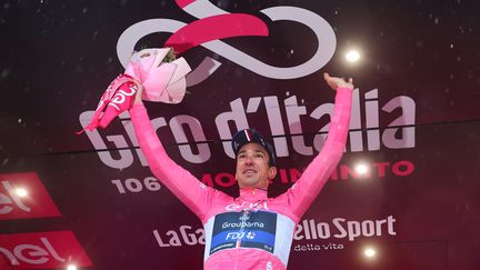 Bruno Armirail endosse le maillot rose de leader sur le Giro, le 20 mai 2023. (LUCA BETTINI / AFP)