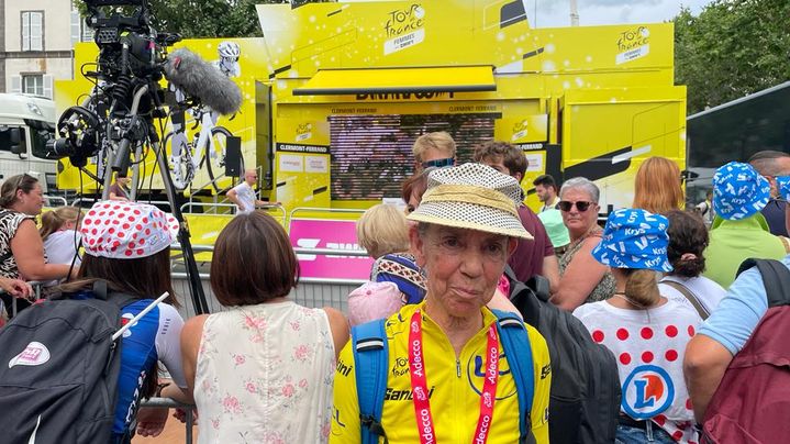 Renée, 74 ans, est venue de la Creuse pour assister pour la première fois au Tour de France femmes, le 23 juillet 2023. (APOLLINE MERLE / FRANCEINFO SPORT)