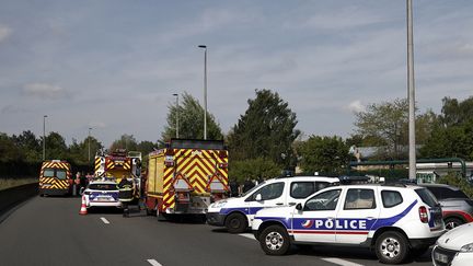 Les forces de l'ordre et les secours sur les lieux de l'accident qui a coûté la vie à quatre personnes, dont trois policiers, sur la route départementale 700, au niveau de Villeneuve-d'Ascq, le 21 mai 2023. (SAMEER AL-DOUMY / AFP)