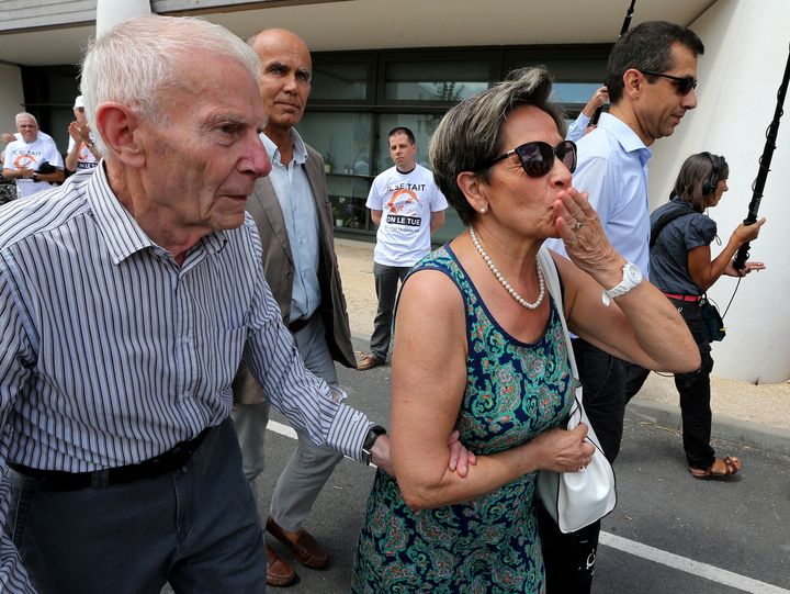 Les parents de Vincent Lambert &ndash; Pierre et Viviane Lambert &ndash;&nbsp;apr&egrave;s une rencontre avec le corps m&eacute;dical &agrave; l'h&ocirc;pital de Reims (Marne), le 23 juillet 2015. (FRANCOIS NASCIMBENI / AFP)