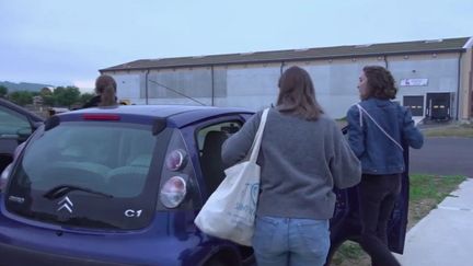 Pénurie de carburant : les salariés en milieu rural s’organisent pour aller au travail (FRANCE 2)