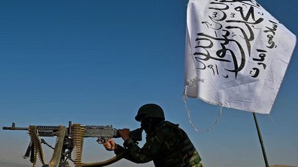 Un soldat taliban dans les environs de Kaboul, le 3 octobre 2021. (HOSHANG HASHIMI / AFP)