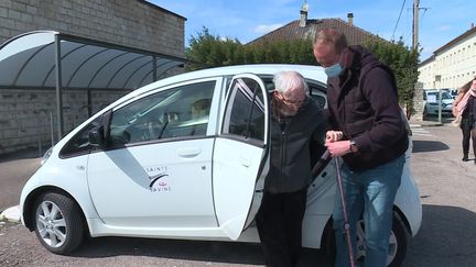 Une navette électrique pour accompagner les aînés jusqu'aux bureaux de vote.&nbsp; (France 3 Champagne-Ardenne)