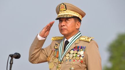 Le général Min Aung Hlaing à Naypyidaw (Birmanie), le 27 mars 2022. (MYANMAR MILITARY INFORMATION TEA / AFP)