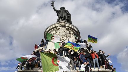 Les manifestants se sont rassemblés place de la République à Paris, dimanche 10 mars, pour dire non à une nouvelle candidature d'Abdelaziz Bouteflika. (BERTRAND GUAY / AFP)