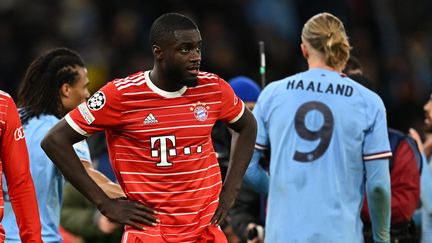 Dayot Upamecano a commis une erreur qui a provoqué un but de Manchester City lors du quart de finale aller de la Ligue des champions à l'Etihad Stadium, le 11 avril 2023. (PAUL ELLIS / AFP)