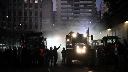 Des agriculteurs manifestent devant la préfecture de Gironde à Bordeaux, en fin de journée le 25 janvier 2024. (PHILIPPE LOPEZ / AFP)