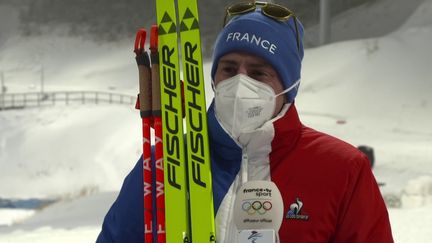 Le biathlète français Quentin Fillon Maillet au micro de France Télévisions,&nbsp;le 13 février 2022, après sa victoire lors de la poursuite olympique des Jeux de Pékin. (FRANCE 3)