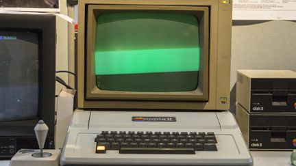 Un micro-ordinateur Apple II de 1977. (OMER MESSINGER / EPA)