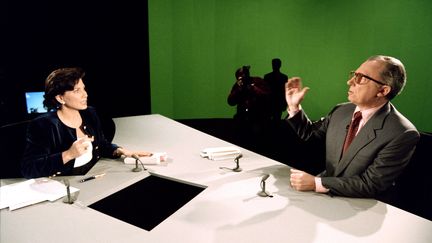 Anne Sinclair et&nbsp;Jacques Delors, le 11 décembre 1994, quelques minutes avant le début de l'interview dans l'émission de TF1 "7 sur 7", à Paris. (PATRICK KOVARIK / AFP)