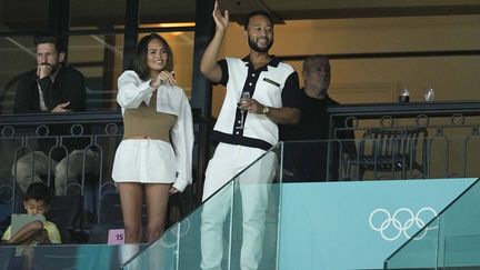 On peut aussi assister aux épreuves en couple. Déjà aperçus à la cérémonie d'ouverture, la mannequin Chrissy Teigen et le chanteur et compositeur John Legend ont participé à garnir les tribunes de l'arène de Bercy pour les qualifications féminines de gymnastique artistique le 28 juillet 2024. (USA TODAY NETWORK / SIPA USA / SIPA)