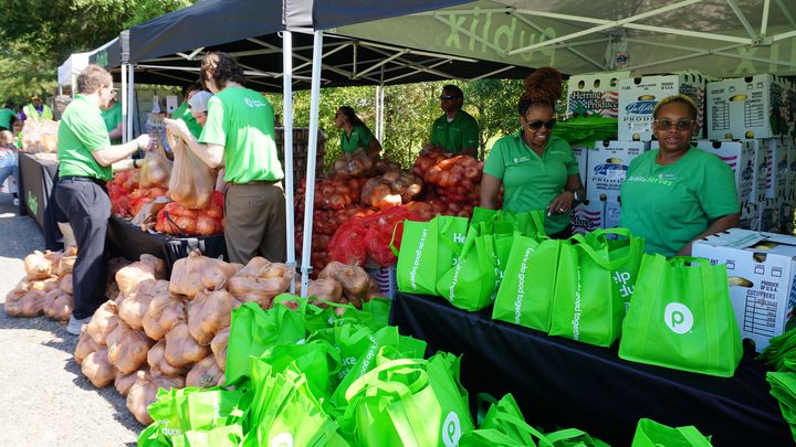 Des bénévoles, salariés de la chaîne de supermarchés Publix, préparent les sacs de légumes à charger dans les voitures. (MARIE-VIOLETTE BERNARD / FRANCEINFO)