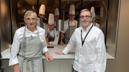 Michel et Sébastien Bras et leur équipe, dans leur nouveau restaurant La Halle aux Grains, à Paris. (LE CHEF / Francis Luzin)