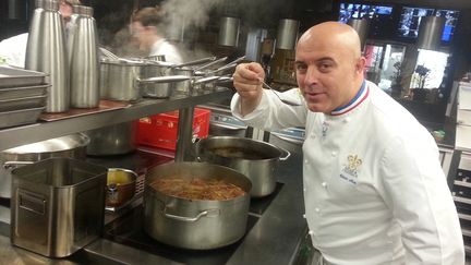 Le chef étoilé Olivier Nasti dans ses cuisines à Kaysersberg (Haut-Rhin). (GUILLAUME CHHUM / RADIO FRANCE)