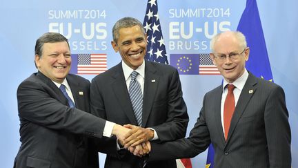 Le pr&eacute;sident de la Commission europ&eacute;enne, Jos&eacute; Manuel Barroso (G), le pr&eacute;sident am&eacute;ricain, Barack Obama&nbsp;(C), et le pr&eacute;sident du Conseil europ&eacute;en, Herman Van Rompuy, le 26 mars 2014 &agrave; Bruxelles (Belgique). (GEORGES GOBET / AFP)