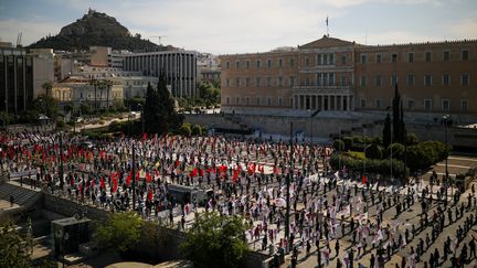 A Athènes (Grèce), une foule impressionnante s'est réunie à l'appel du syndicat PAME, en respectant la distanciation sociale à l'aide de marquages au sol. Le gouvernement avait demandé aux syndicats de reporter&nbsp;leurs&nbsp;rassemblements, mais une autre organisation a même appelé en réponse à une grève générale dans le pays. (ALKIS KONSTANTINIDIS / REUTERS)