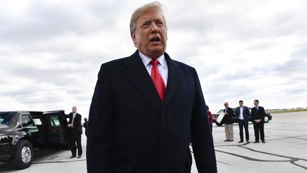 Donald Trump lors d'une conférence de presse, à l'aéroport d'Indianapolis (Indiana, Etats-Unis), le 27 octobre 2018. (NICHOLAS KAMM / AFP)