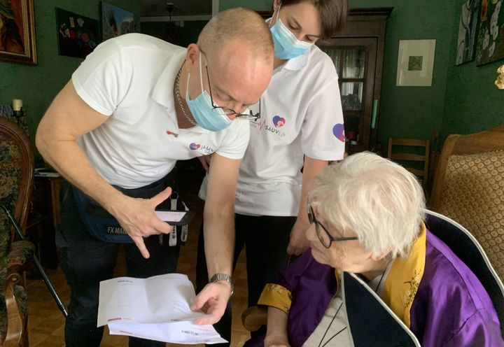 François Xavier, bénévole du Samu, et Ilona, infirmière, ont été appelés chez Paule, pour une douleur à la main. (ANNE-LAURE DAGNET / RADIO FRANCE)