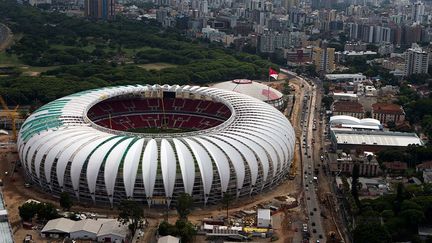 D’une capacité de près de 50.000 spectateurs, le stade créé en 1969 qui a accueilli de nombreuses stars a été inauguré le 20 février par la présidente Dilma Rousseff.
 
Mais des travaux d'urbanisme restent à finaliser ainsi que des structures provisoires pour les médias, les sponsors, la sécurité… Ce problème a inquiété le maire de la ville, José Fortunati, qui a craint que le stade soit éjecté de l'organisation du tournoi. (REUTERS / Edison Vara)