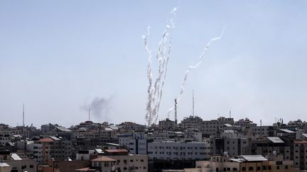 Des tirs de missiles tirés de la bande de Gaza vers Israël, le 4 mai 2019.&nbsp; (MAHMUD HAMS / AFP)