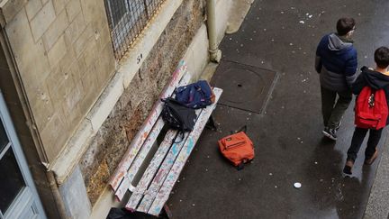 La cour d'un collège, à Paris, en février 2021. (MYRIAM TIRLER / HANS LUCAS / AFP)