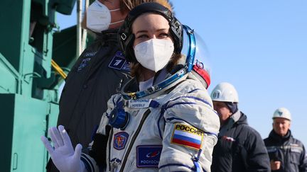 L'actrice Yulia Peresild, membre VIP de l'expédition ISS 66, pose près d'une fusée Soyuz au cosmodrome de Baïkonour, juste avant le départ de la première mission pour un film dans l'espace. Kazakhstan, 5 octobre 2021. (SERGEI SAVOSTYANOV / POOL / Spoutnik via AFP)