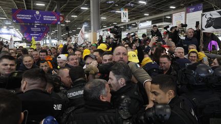 Tensions entre forces de l'ordre et gendarmes au salon de l'Agriculture, le 24 février 2024. (KIRAN RIDLEY / AFP)