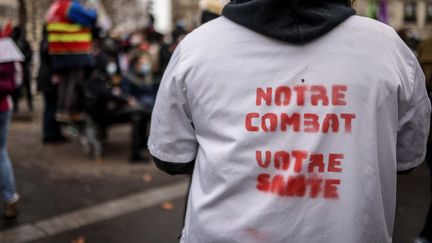 Une manifestante exige de meilleures conditions de travail dans les hôpitaux. Photo d'illustration. (LUC NOBOUT / MAXPPP)