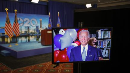 Joe Biden réagit dans un flux vidéo après avoir remporté les votes pour devenir le candidat du Parti démocrate&nbsp;pour la présidentielle américaine de 2020, le 18 août 2020. (BRIAN SNYDER / POOL)