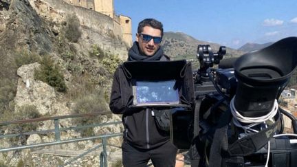 Le journaliste Frédéric Leclerc-Imhoff, photographié lors d'un de ses reportages, a été tué près de Sievierodonetsk (Urkaine), le 30 mai 2022. (HANDOUT / BFM TV / AFP)