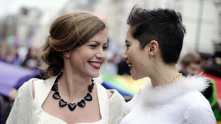 De nombreux couples gays ou lesbiens d&eacute;filaient. (LIONEL BONAVENTURE / AFP)