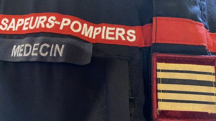 Un insigne de médecin des sapeurs-pompiers (illustration). (MARC BERTRAND / FRANCE-BLEU BASSE-NORMANDIE)