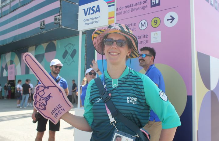 Flore, bénévole aux Jeux olympiques, guide les spectateurs sur le site de la Concorde, le 29 juillet 2024. (CLEMENT PARROT / FRANCEINFO)