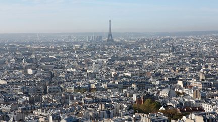 Paris, la ville certainement la plus chantée à travers des milliers de mélodies. Francis Lemarque,&nbsp;Yves Montand, le&nbsp;Chœur Claire Caillard-Hayward, notamment. (Ilustration) (PHOTO12 / GILLES TARGAT / AFP)