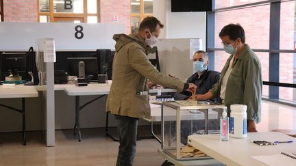 Un bureau de vote de Lille, dimanche 28 juin 2020. (FRANCOIS CORTADE / FRANCE-BLEU NORD)