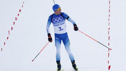 Quentin Fillon Maillet a franchi la ligne en deuxième position pour le relais hommes français, le 15 février 2022 à Zhangjiakou. (ODD ANDERSEN / AFP)