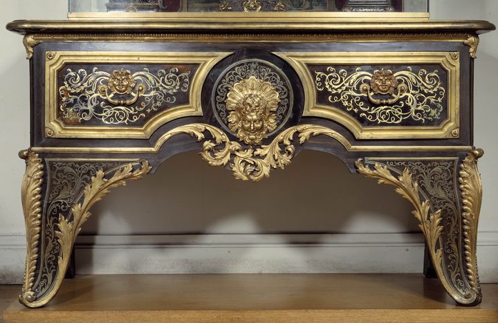 Une commode avec des motifs en écaille avec une marqueterie de métal, plaquée sur du bois teint, réalisée par&nbsp;André-Charles Boulle, visible au musée du Louvre, à Paris. (PHOTO JOSSE / LEEMAGE / AFP)