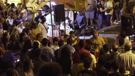 La série "Un samedi soir sur la Terre" vous emmène à Rio de Janeiro au Brésil. Entre culte du sport, danse et street-art, immersion dans une soirée d'hiver austral dans la ville. (France 2)